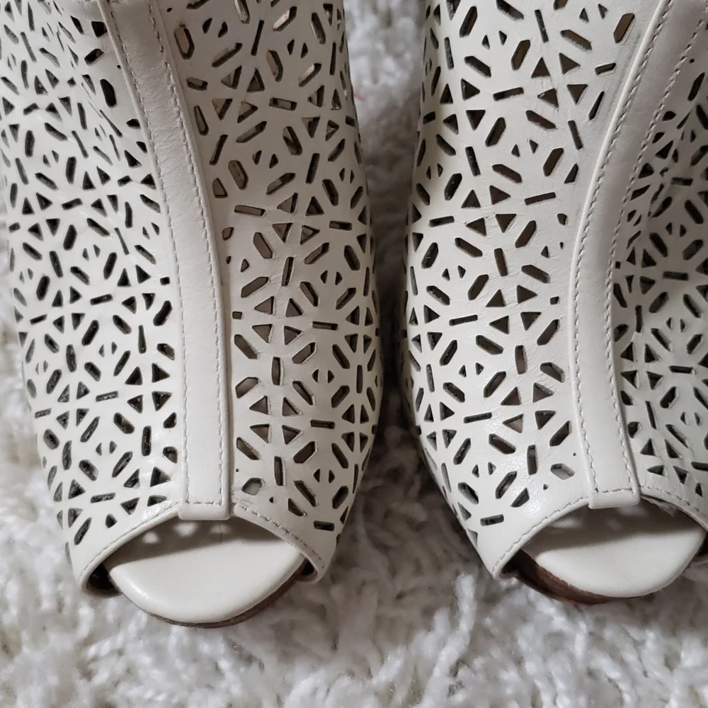 VINCE CAMUTO leather platform sandals